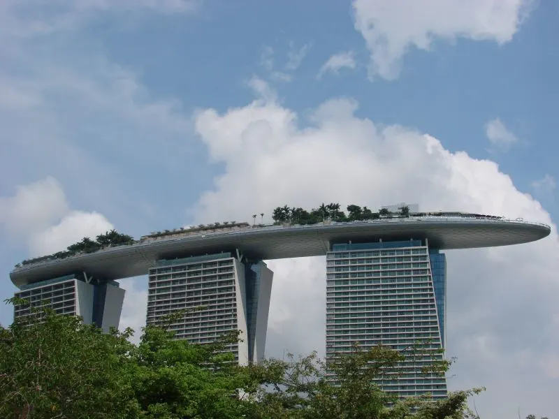 Marveling at the amazing Marina Bay Sands Building. I mean: how do you come up with an idea like this?! And what’s more: how do you actually build something like this?!