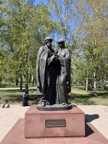 Statue of man and woman in Irkutsk