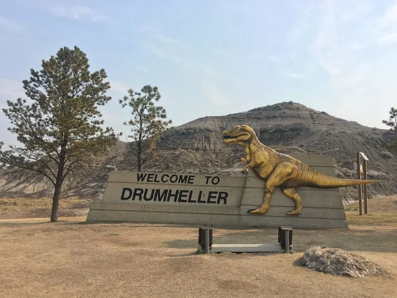 welcome-to-Drumheller-coolest-dinosaur-capital-of-the-world_Easy-Resize.com